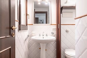 Shower, bidet, towels