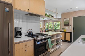 Een koelkast, een microgolfoven, een oven, een kookplaat