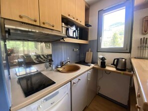 Kühlschrank, Mikrowelle, Geschirrspüler, Wasserkocher