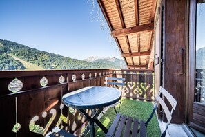 Outdoor dining - Apartment 'Grand Arnica' with Mountain View, Balcony and Wi-Fi (Morzine)