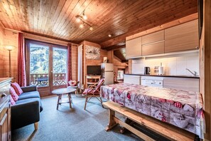 TV - Apartment 'Grand Arnica' with Mountain View, Balcony and Wi-Fi (Morzine)
