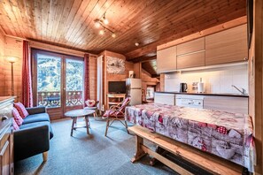 TV - Apartment 'Grand Arnica' with Mountain View, Balcony and Wi-Fi (Morzine)
