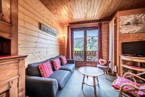 TV - Apartment 'Grand Arnica' with Mountain View, Balcony and Wi-Fi (Morzine)