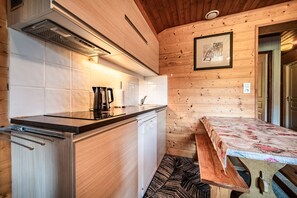 Frigorífico, microondas, placa de cocina y lavavajillas