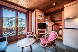 Interior - Apartment 'Grand Arnica' with Mountain View, Balcony and Wi-Fi (Morzine)