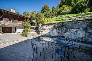 Outdoor dining - Apartment 'Arnica' with Mountain View, Balcony and Wi-Fi (Morzine)