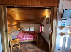 Silitysrauta/-lauta, Wi-Fi, vuodevaatteet