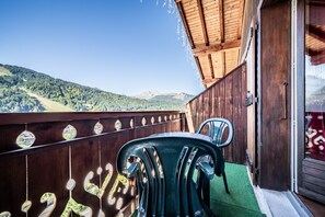 Outdoor dining - Apartment 'Arnica' with Mountain View, Balcony and Wi-Fi (Morzine)