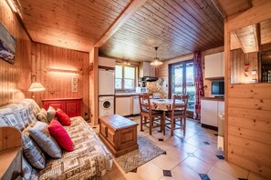TV - Apartment 'D'arnica' with Mountain View, Balcony and Wi-Fi (Morzine)
