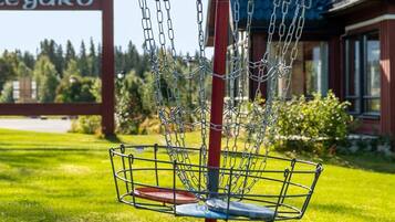 Ein Discgolf-Korb mit Drahtzaun, roter Stange und Metallplatte.