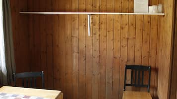 Cabin cơ bản (bedsheets/cleaning not included) | Khu phòng khách | TV