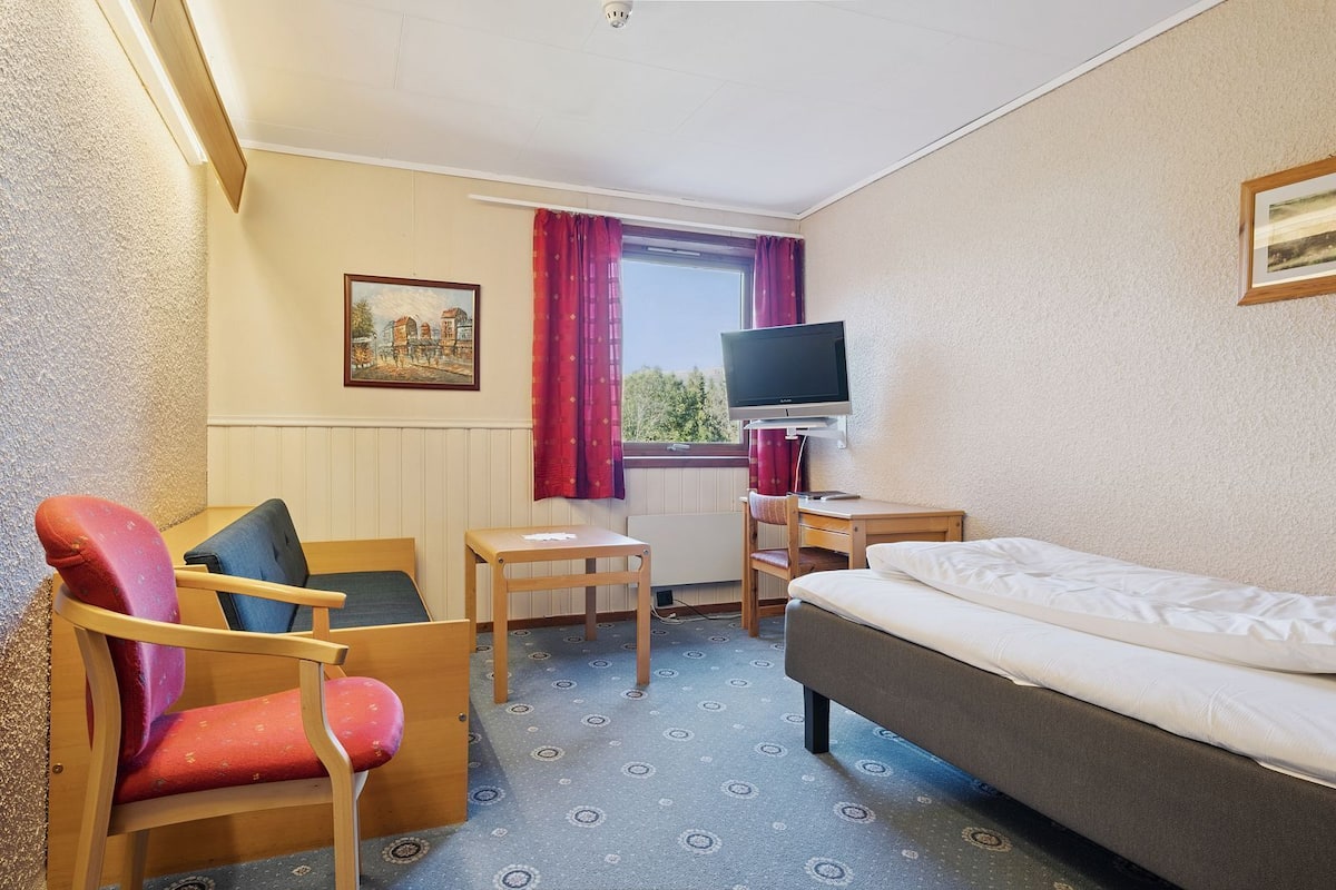 Single Room | Blackout drapes, soundproofing, free WiFi, wheelchair access