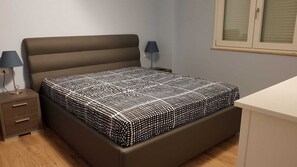 2 soverom, strykejern/-brett og sengetøy