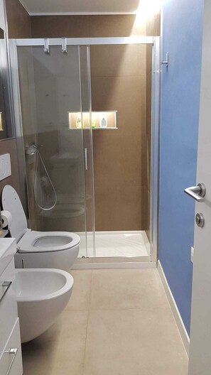Secadora de cabello, toallas, jabón, papel de baño 