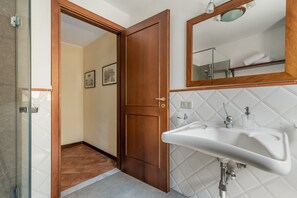 Bruser, bidet, håndklæder