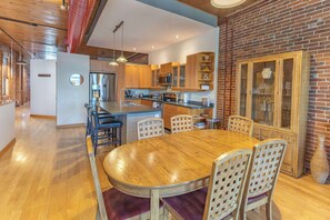 Dining - La Crosse Center View: Stunning 2BR Apartment (La Crosse)