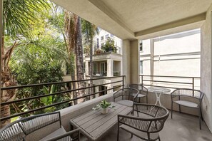 Outdoor dining - Ultra Lux Oasis in Gated Community (Irvine)