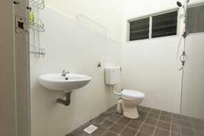 Basic House | Bathroom | Shower, hair dryer, soap, shampoo - Zai Ham Homestay (Pusing)