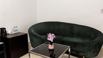 Deluxe Room | Living area