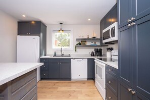 Fridge, microwave, oven, stovetop - Oceanview Retreat - Canoe Cove (Canoe Cove)