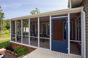 Outdoor dining - Oceanview Retreat - Canoe Cove (Canoe Cove)