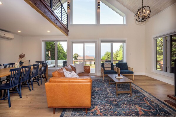 Smart TV, books - Oceanview Retreat - Canoe Cove (Canoe Cove)