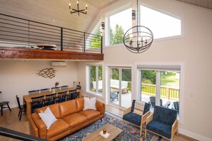 Smart TV, books - Oceanview Retreat - Canoe Cove (Canoe Cove)