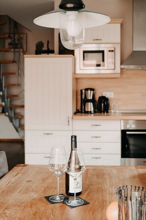 Køleskab, mikrobølgeovn, ovn, kogeplade