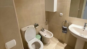 Douche, sèche-cheveux, serviettes fournies