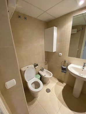 Een douche, een haardroger, handdoeken