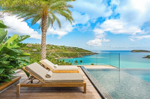 Villa RIVA, luxury villa, magnificent sea view, 5 min from the beach, 2 swimming pools