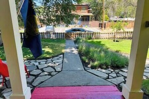 Property grounds - Adorable 3 bedroom 1/2 mile to Downtown & Old Mill (Bend)