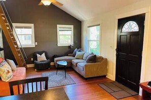 TV - Adorable 3 bedroom 1/2 mile to Downtown & Old Mill (Bend)