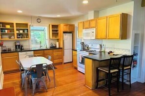 ثلاجة، ميكروويف، فرن، موقد طهي مسطح