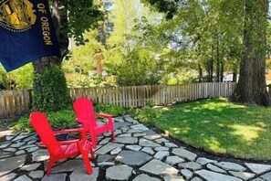 Property grounds - Adorable 3 bedroom 1/2 mile to Downtown & Old Mill (Bend)