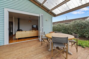 Outdoor dining - Serene Stay - Fitzroy Holiday Home (New Plymouth)