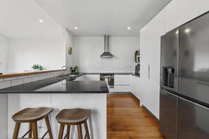 Fridge, microwave, dishwasher, coffee/tea maker - Serene Stay - Fitzroy Holiday Home (New Plymouth)