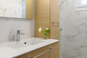 Dusche, Haartrockner, Handtücher
