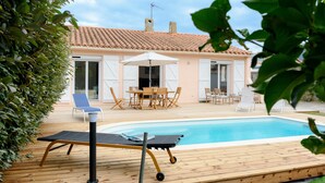 A wooden deck with a pool, lounge chairs, and a table with chairs. - Holiday Home 'Des Barnèdes' with Private Pool, Wi-Fi and Air Conditioning (Saint-Génis-des-Fontaines)
