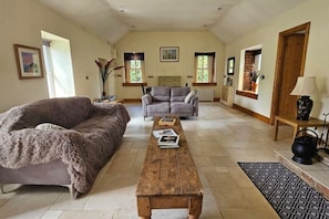Smart TV, fireplace, DVD player, books