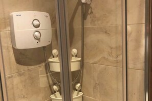 Douche, séchoir à cheveux, serviettes fournies, papier de toilette