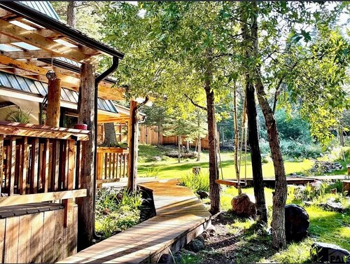 Quiet luxury 3 bedroom mountain cabin with year round beauty and spring