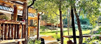 Quiet luxury 3 bedroom mountain cabin with year round beauty and spring