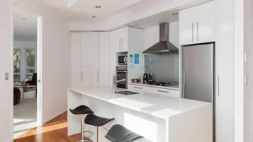 Jääkaappi, mikroaaltouuni, astianpesukone, kahvin-/teenkeitin