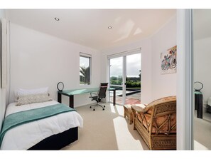 5 bedrooms, iron/ironing board, WiFi