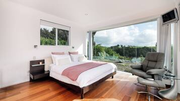 5 slaapkamers, een strijkplank/strijkijzer, wifi