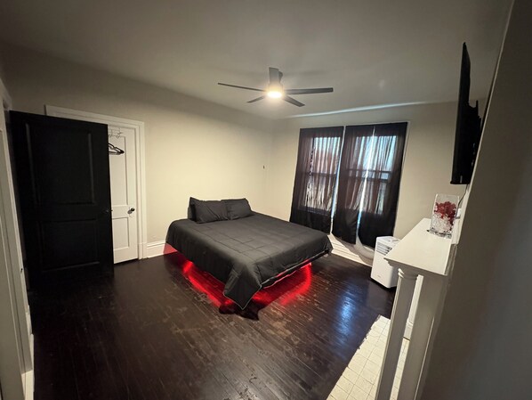 6 bedrooms, iron/ironing board, WiFi, bed sheets