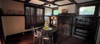 Spacious 6-bedroom house in mt washington with pokerroom