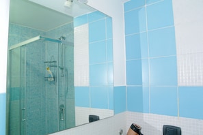 Dusche, Haartrockner, Bidet, Handtücher
