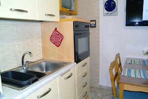 Fridge, oven, stovetop, electric kettle